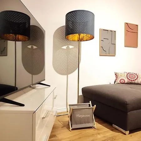 Apartamento 'primestay' Modernes Naehe Klinikum Fuer Urlaub Oder Geschaeftsreise, 24 Std Check-in, Wlan, 55 Zoll-fernseher, Streaming, Kueche, Regendusche, Doppelbett, Schlafsofa, Ruhige 50 Qm
