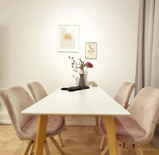 'primestay' Modernes Naehe Klinikum Fuer Urlaub Oder Geschaeftsreise, 24 Std Check-in, Wlan, 55 Zoll-fernseher, Streaming, Kueche, Regendusche, Doppelbett, Schlafsofa, Ruhige 50 Qm